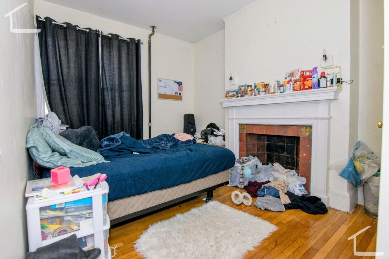 Foto del edificio - Fantastic 4-bed, 1.5 bath Unit in Brookline - perfect for BU Students