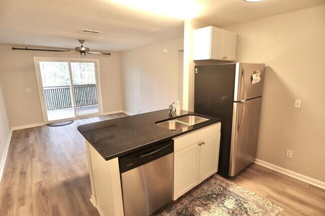 Foto del edificio - 1530 Fort Johnson Rd