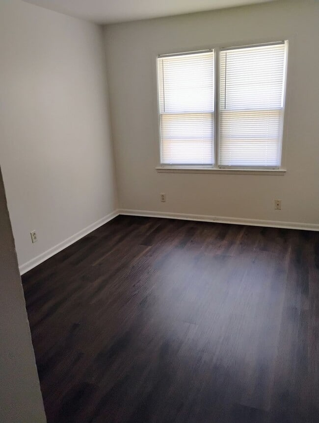Building Photo - Spacious two bedroom located near Linwood
