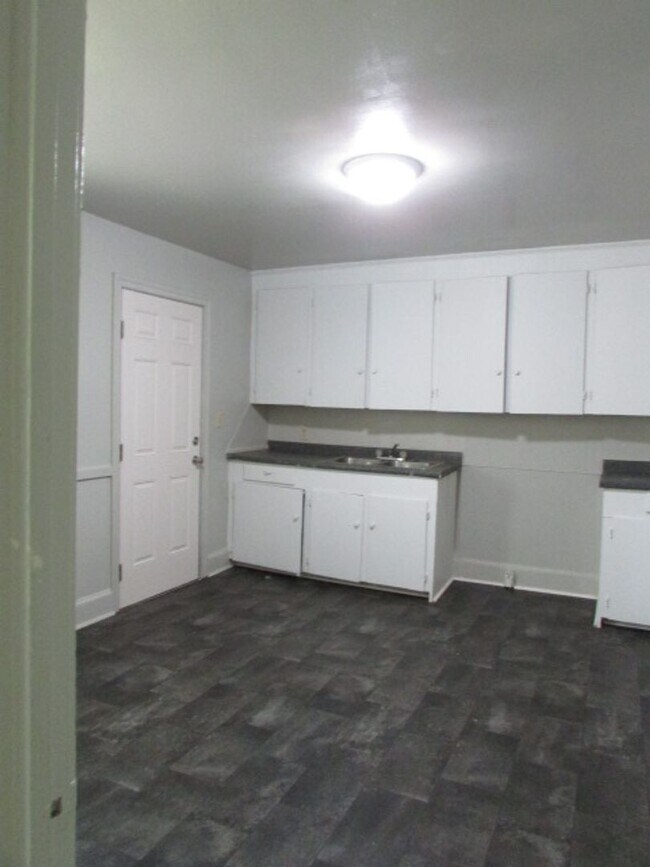 Foto del edificio - Renovated Three Bedroom/One Bath Duplex