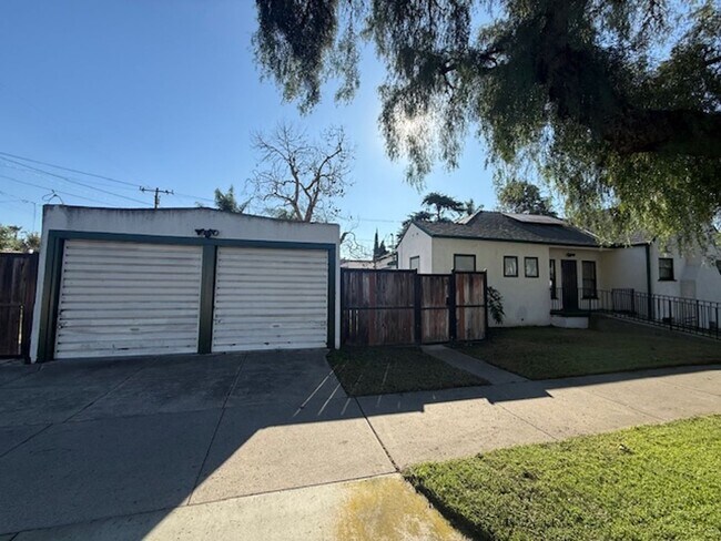 Foto del edificio - Corner lot home with Lots of Curb Appeal