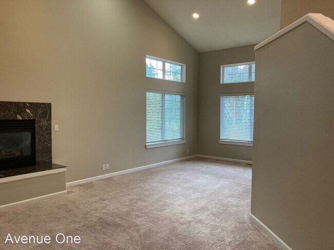Building Photo - 3 br, 3 bath House - 1033 S 128th St