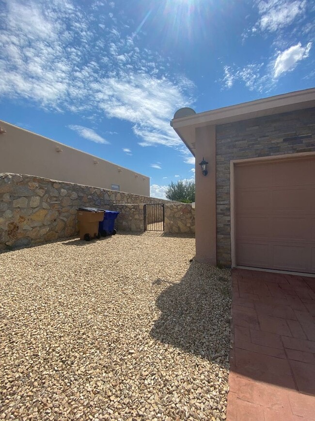 Building Photo - Beautiful 4 Bedroom, 3 Bathroom Home! Avai...
