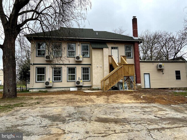 Building Photo - 551 Irving Ave