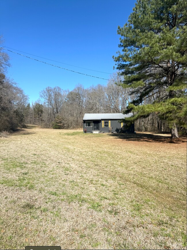 Building Photo - Country Living at Its Finest!