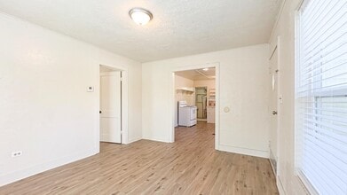 Building Photo - 712 US-190 Building Photo - 712 US-190