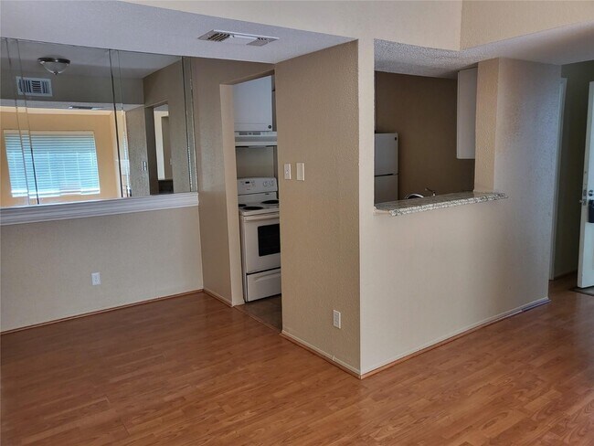 Building Photo - 770 Memorial Mews St