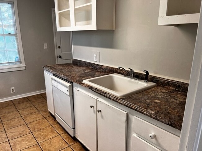 Building Photo - Check Out This 3Bedroom/1Bath Home Near VSU!