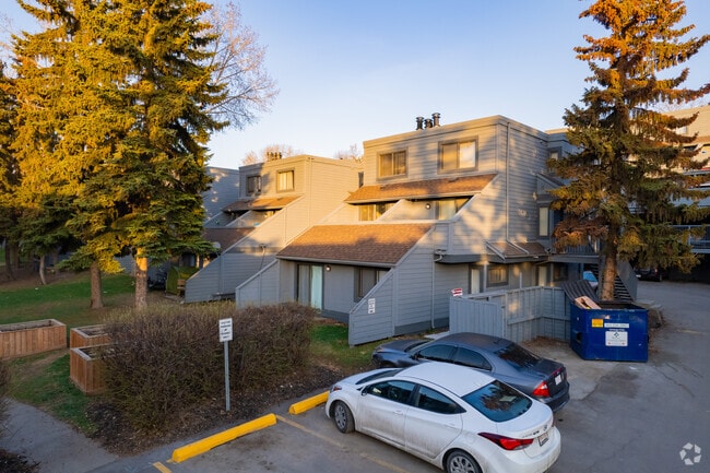 Building Photo - Queen's Park Townhomes