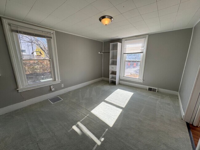 Foto del edificio - 618 E Locust St