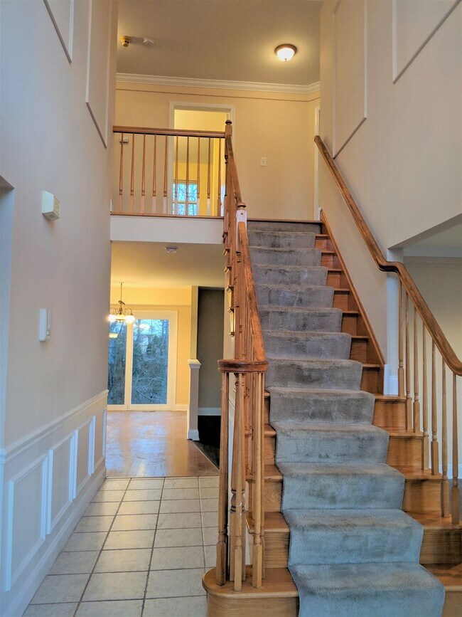 Foto del edificio - Elegant 5-Bedroom Colonial with Canal View...