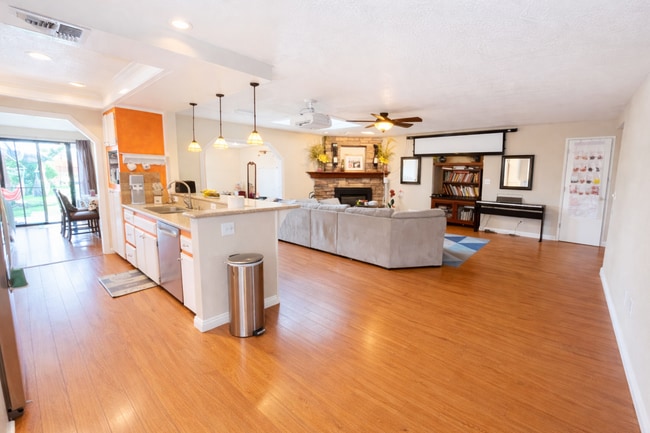 Building Photo - 13099 Meteor Dr
