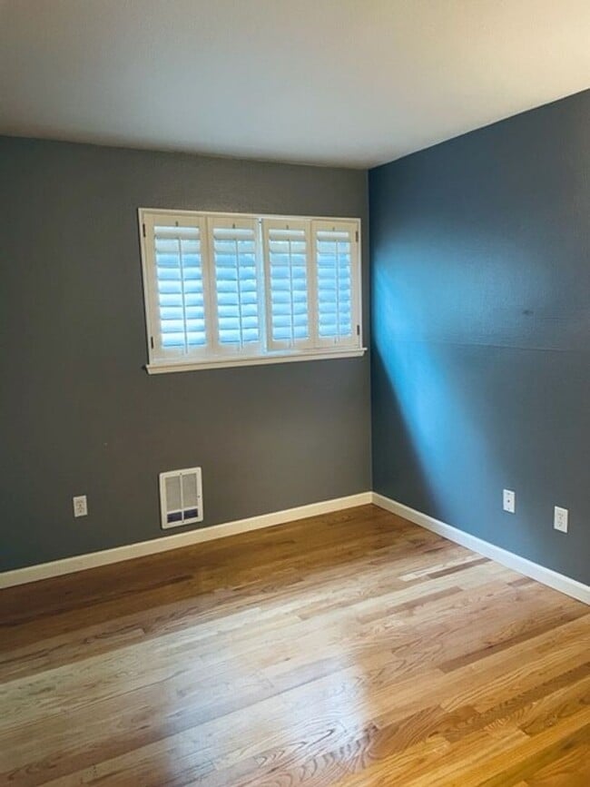 Building Photo - Great Location 2 Bedroom Condo!
