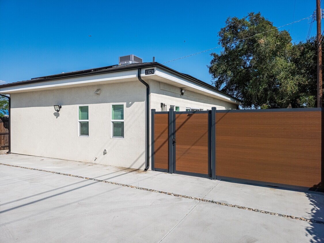 Foto principal - 11022 Penrose St