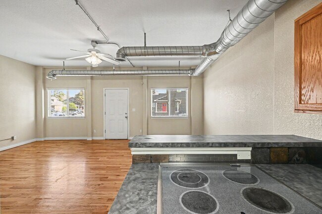 Building Photo - Updated 2 Bed Apartment Available in West Highlands/ Berkeley Area