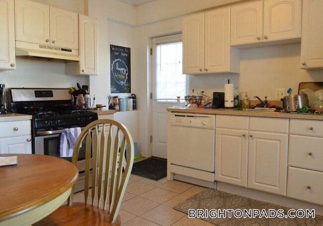 Building Photo - 66 Murdock St