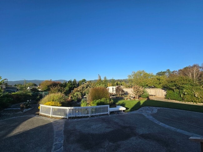 Building Photo - Stunning 4BR/2BA Fortuna home in quiet nei...