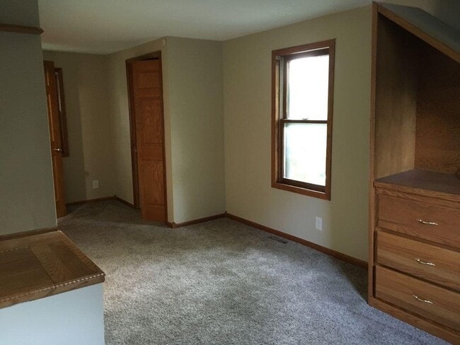 Building Photo - Beautiful Home Available: May 1st!