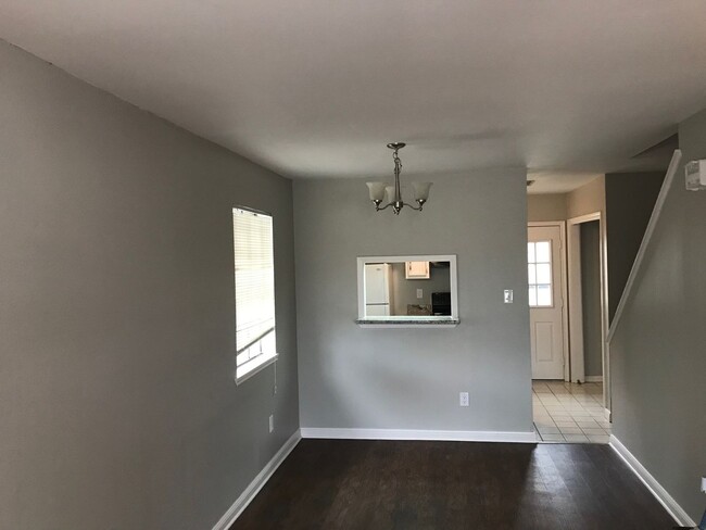 Building Photo - Great Townhouse on Robley Drive!