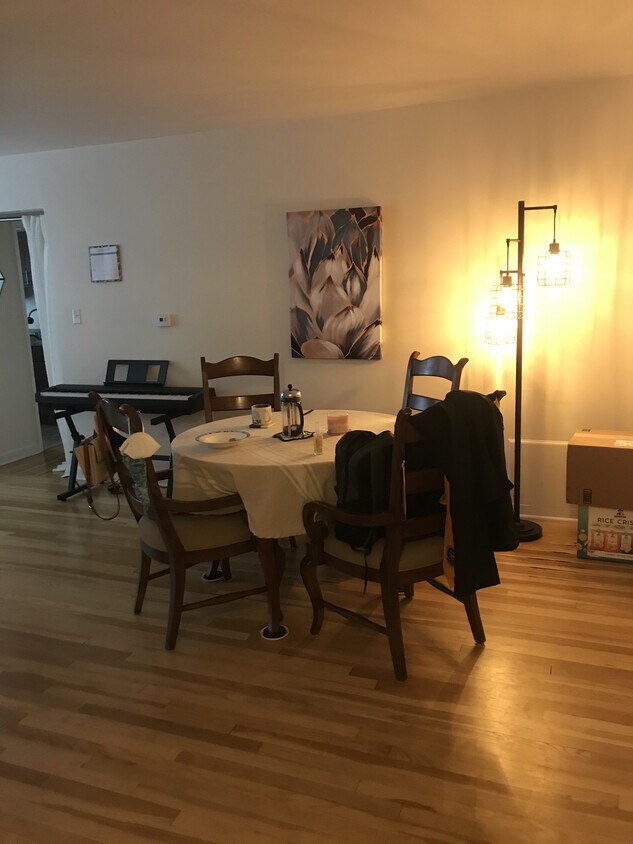 Dining area - 700 E Henry Clay St