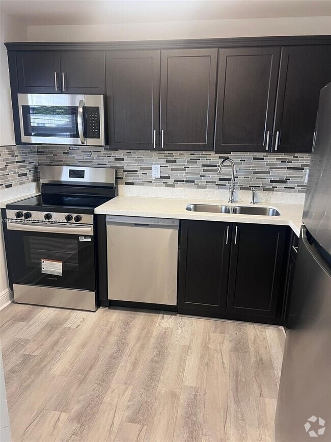 Building Photo - 8875 Fontainebleau Blvd