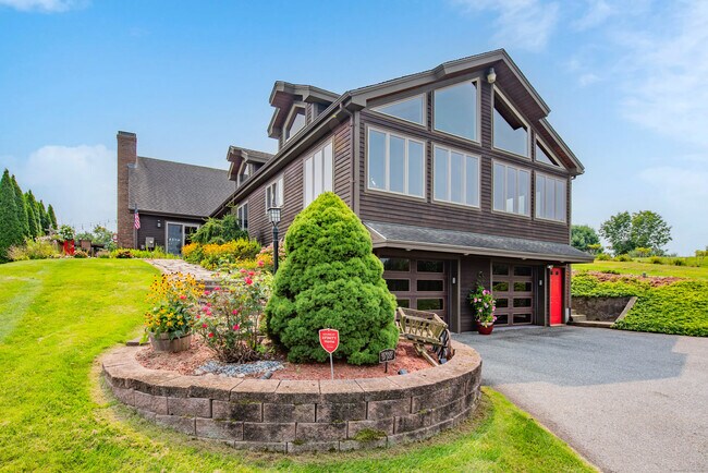 Building Photo - 7 Horse Run Hill Rd