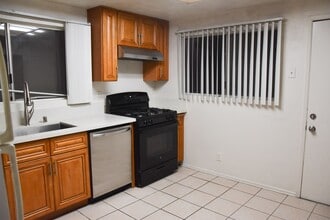 Building Photo - 125 S Cypress St