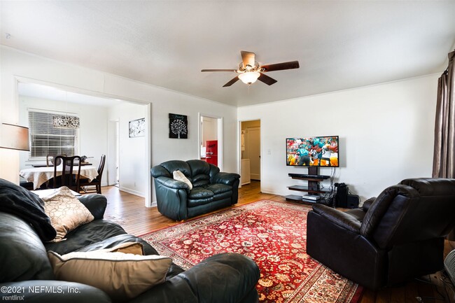 Building Photo - 3 br, 1 bath House - 4722 Pinewood Rd
