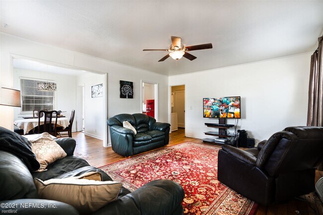 Foto del edificio - 3 br, 1 bath House - 4722 Pinewood Rd