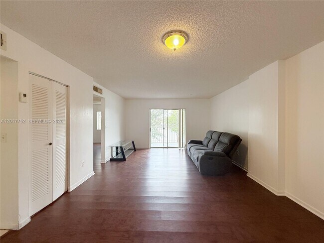 Foto del edificio - 8260 SW 210th St
