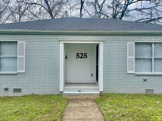 Building Photo - 525 S Oak St