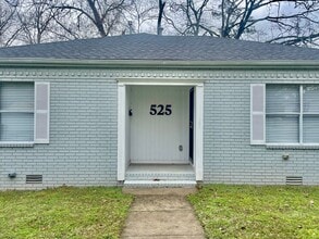 Building Photo - 525 S Oak St