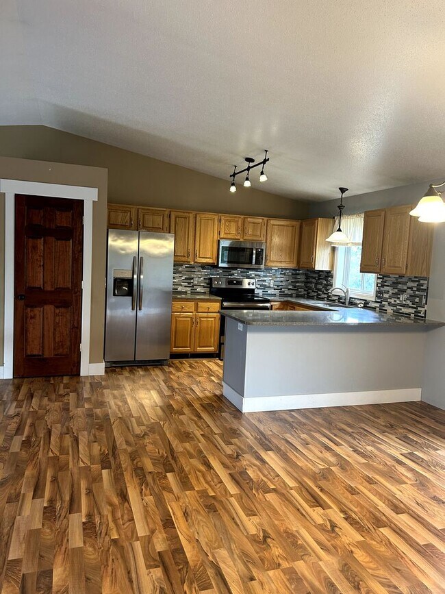 Building Photo - Beautiful & Spacious Home!!