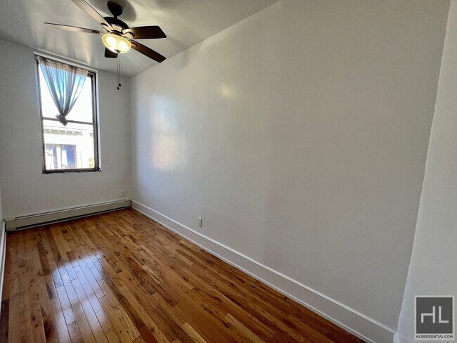 Building Photo - Crown Heights Top Floor 3BR w/ Dishwasher