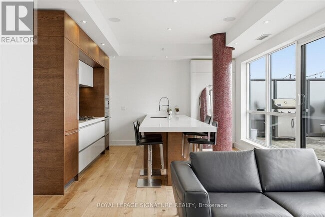 Building Photo - 1205 Queen St W