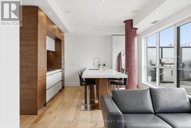 Photo du bâtiment - 1205 Queen St W