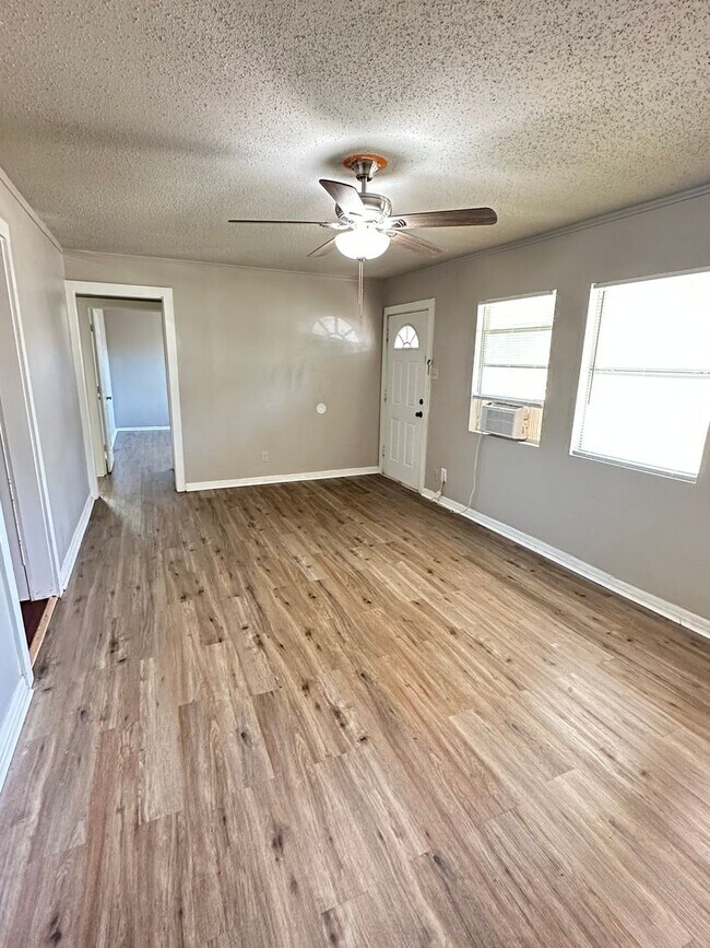 Foto del edificio - NOW AVAILABLE - 3 Bedroom Home + Fenced Ba...