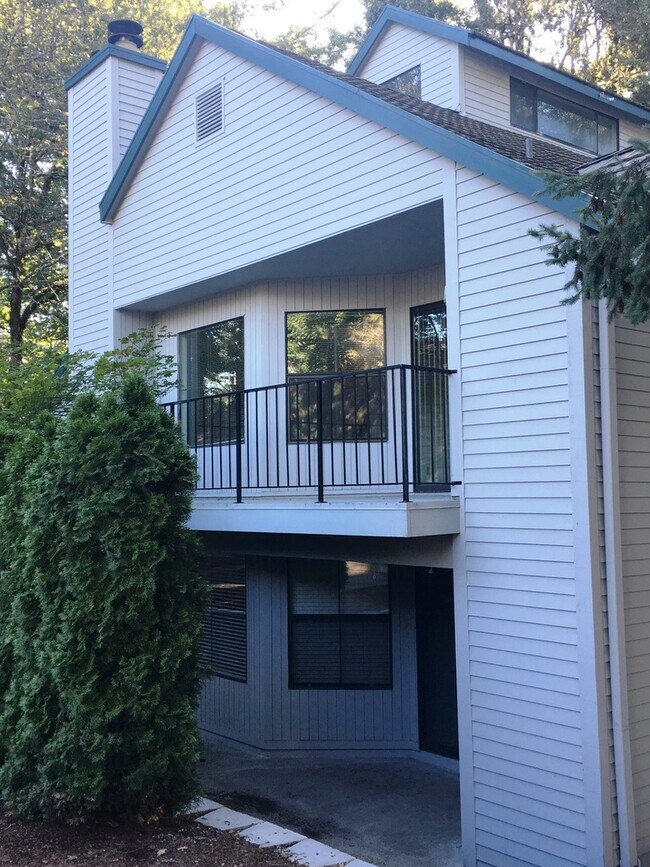 Building Photo - *Price Reduced!* Darling Updated Condo Loc...
