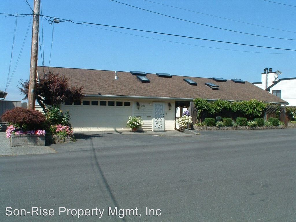 Primary Photo - 229 N State St