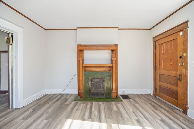 Building Photo - Evanston- Charming 3 bedroom 1 Bath