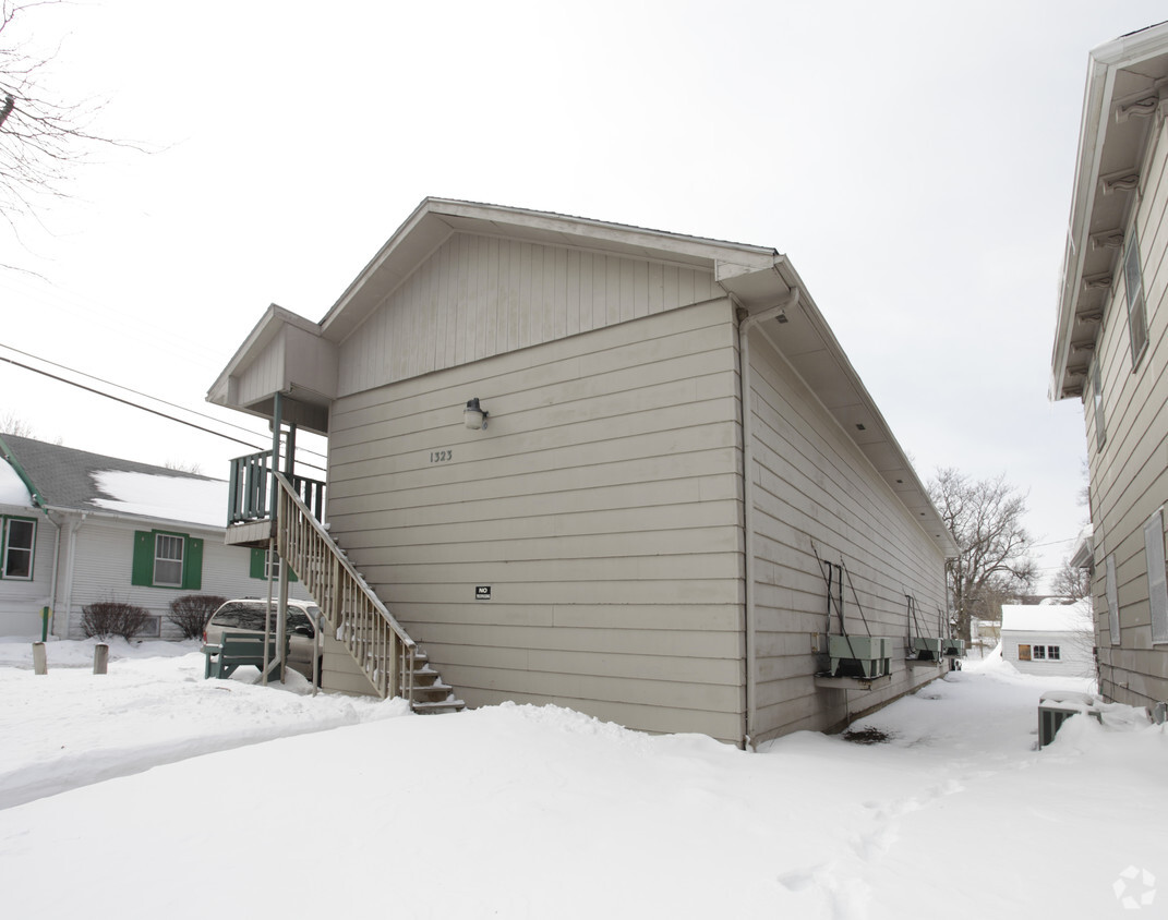 Building Photo - 1323 S 10th St