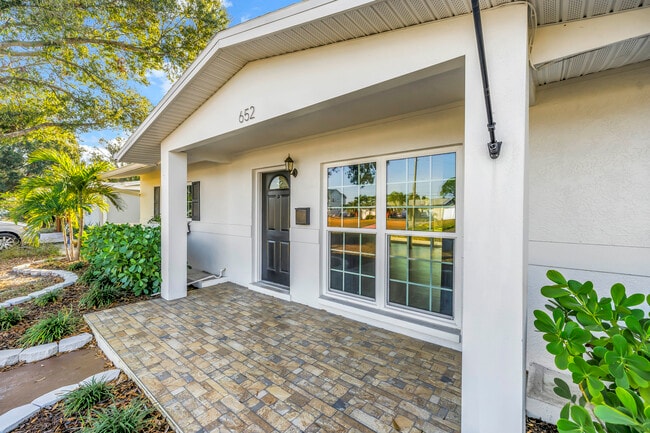 Foto del edificio - 652 42nd Ave NE