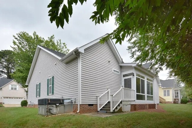 Foto del edificio - Room in House on Latta Cir