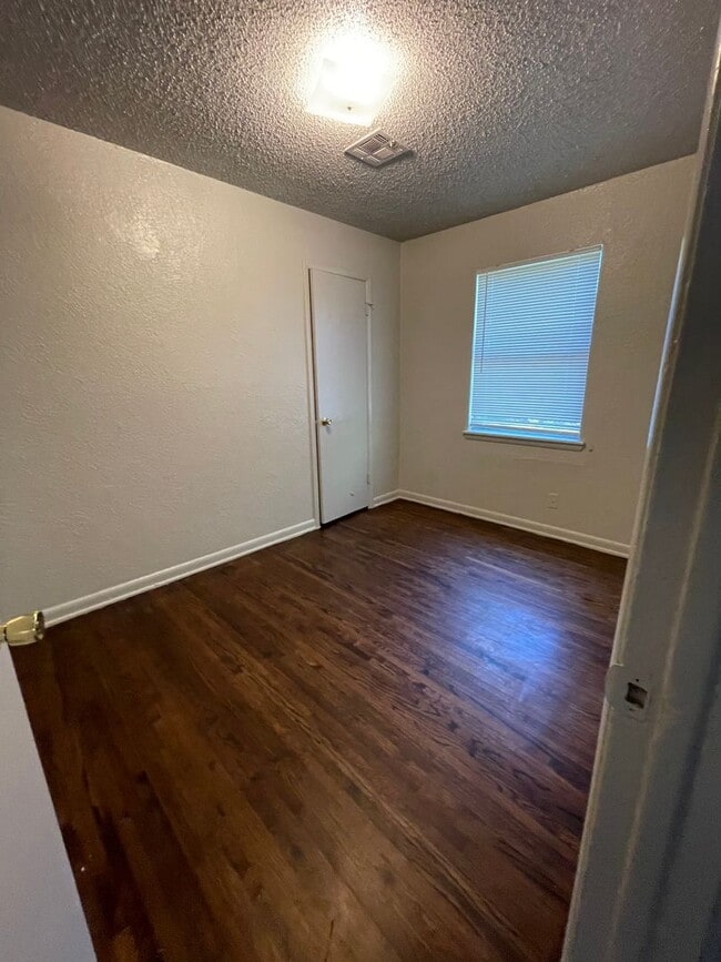 Building Photo - Renovated  Adorable 4bd 1bth Home