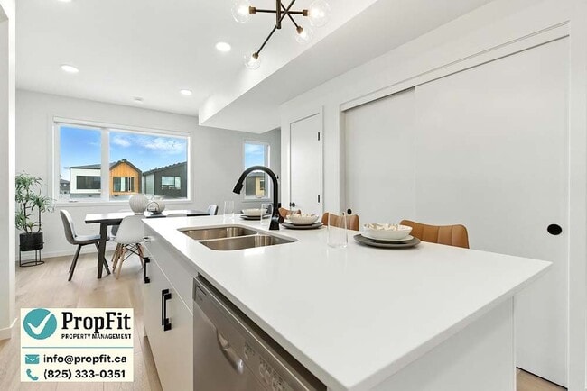 Building Photo - 7340 Klapstein Cres SW