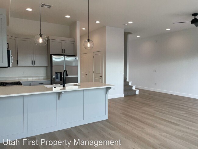 Building Photo - 3 br, 2.5 bath House - 2718 E Raintree St.