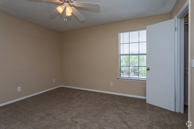 2BR, 2BA - 960 SF - Quail Run Apartments