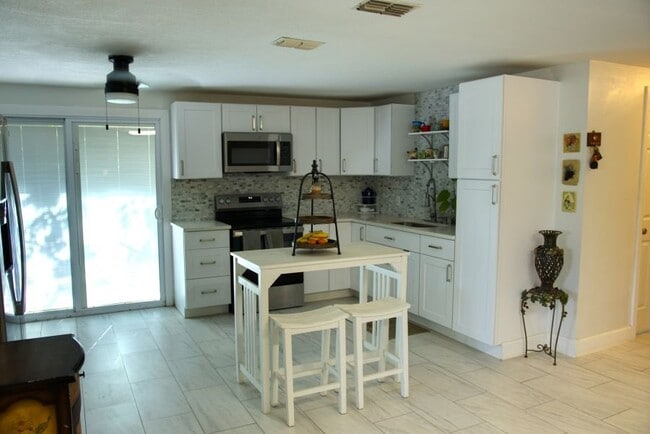 Building Photo - 4530 W Idlewild Ave