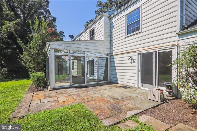 Foto del edificio - 8709 Sleepy Hollow Ln