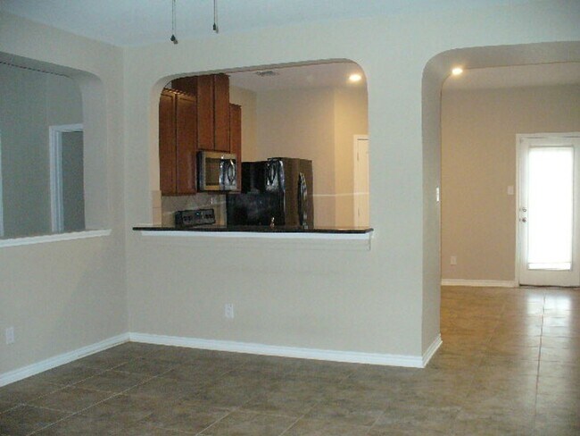 Building Photo - 4 Bedroom home ready for move-in